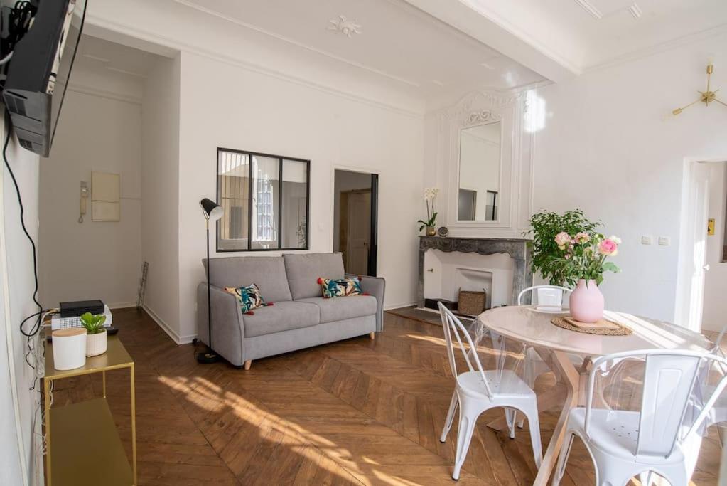 ボレーヌにあるAppartement 55m² - 2/4 personnes en centre villeのソファとテーブルのあるリビングルーム
