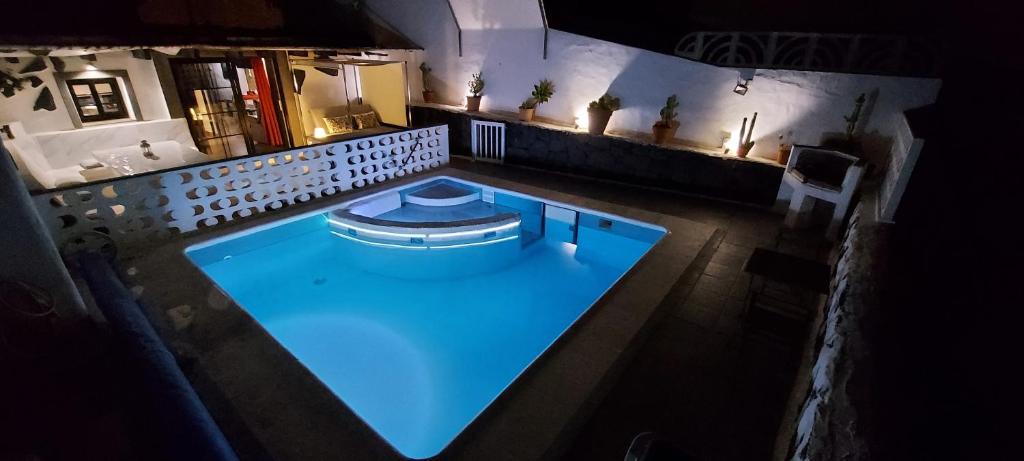 an overhead view of a swimming pool at night at ALOELUXVILLA COM (II) in Tías