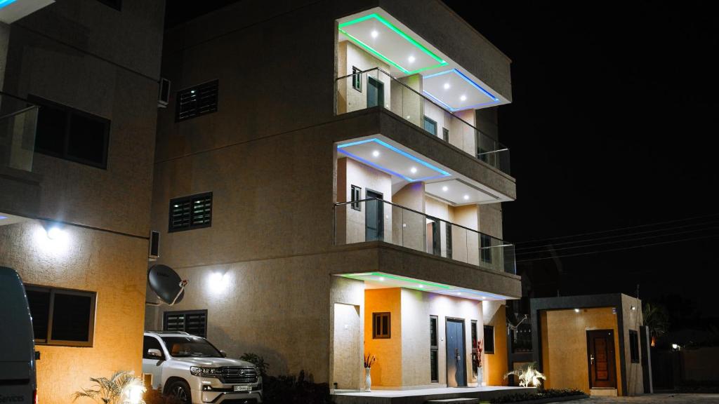 un edificio con un cartel en su costado por la noche en Immaculate 3-Bed Apartment in Accra, en Accra