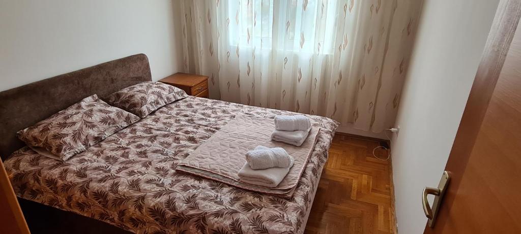 Svijetin BrijegApartman Velimir Stari Aerodrom的一间卧室，床上有一张带毛巾的床