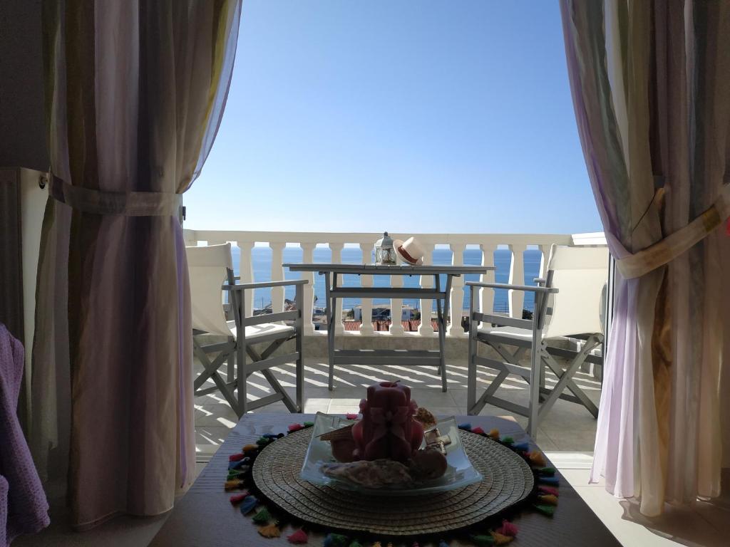 ciasto na stole z widokiem na ocean w obiekcie Clear Sunset w Kanalionie