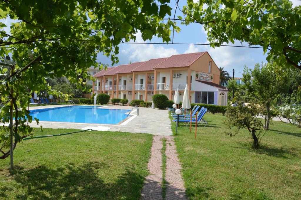 Bazén v ubytování Aggelos Family Hotel nebo v jeho okolí
