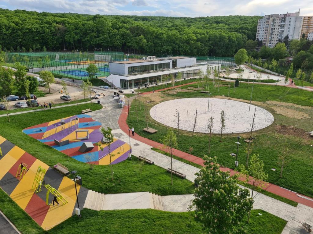 a building with a playground in a park at Apartament cu o cameră in Cluj-Napoca