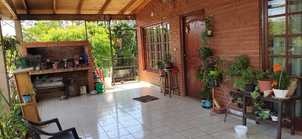 un patio al aire libre con plantas y una pared de ladrillo en Cataratas alojamiento en Puerto Iguazú