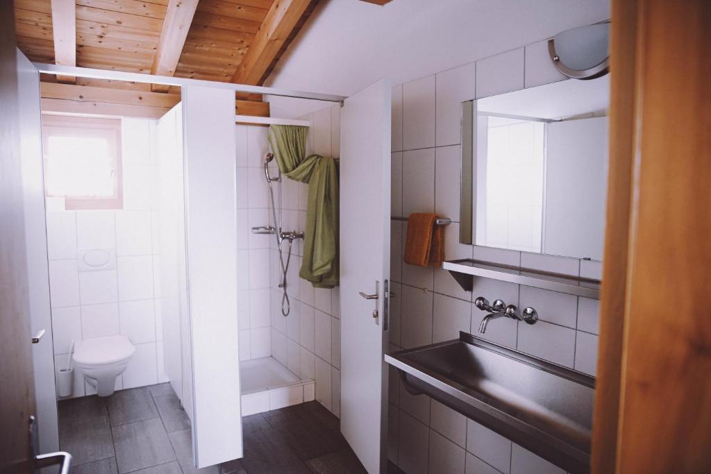 Koupelna v ubytování Berghaus Sulzfluh