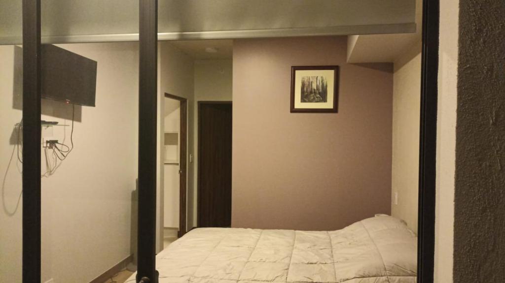 einen Spiegel in einem Schlafzimmer mit einem Bett darin in der Unterkunft Vurá 201 in San José