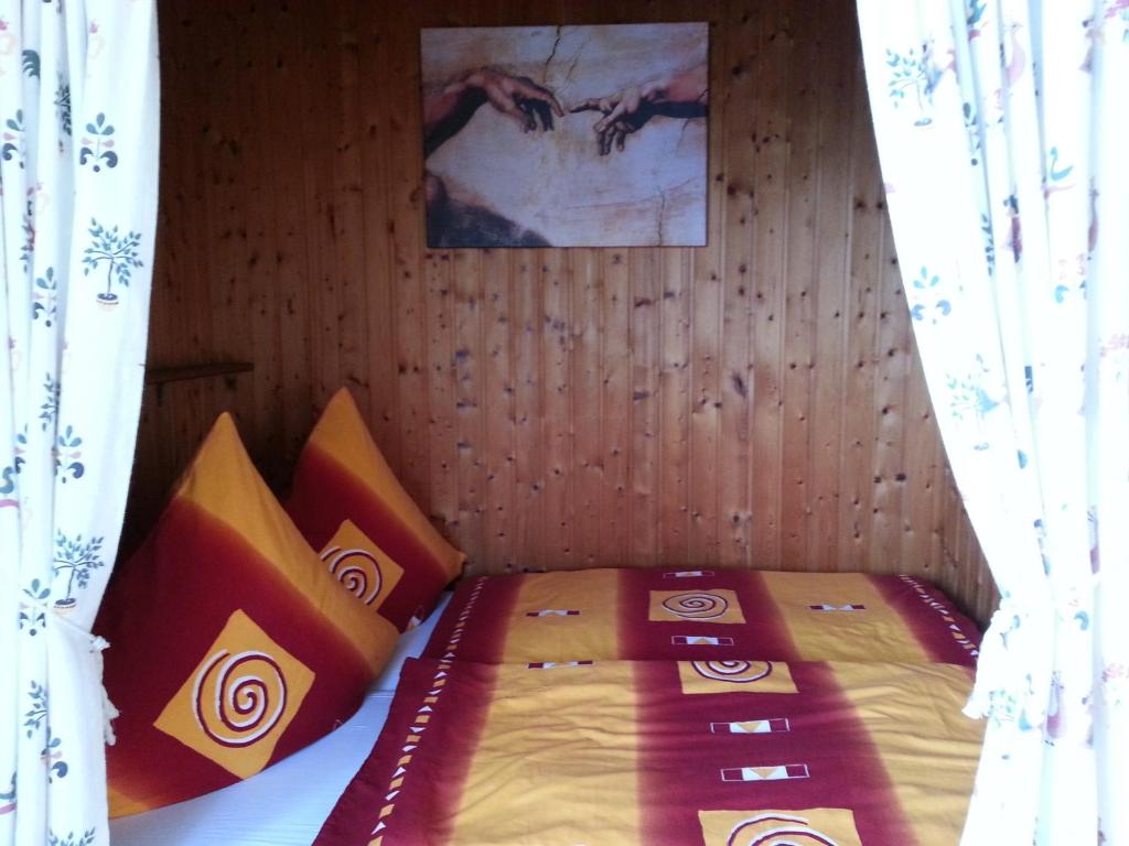 Tempat tidur dalam kamar di Ferienhaus Weiser