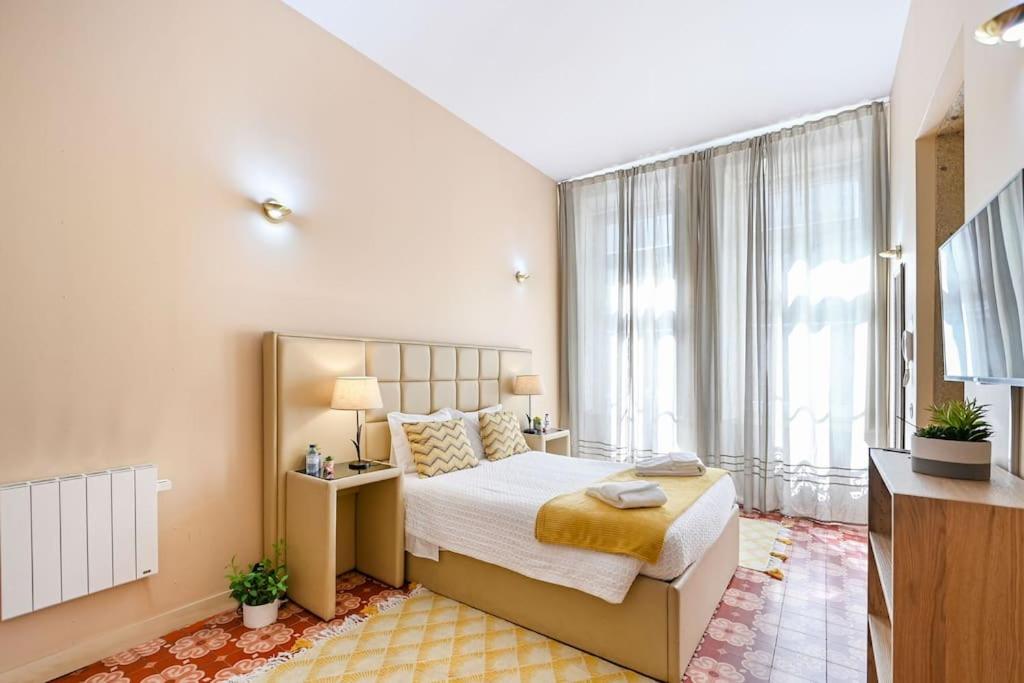 1 dormitorio con cama y ventana grande en Formosa Studio, en Oporto