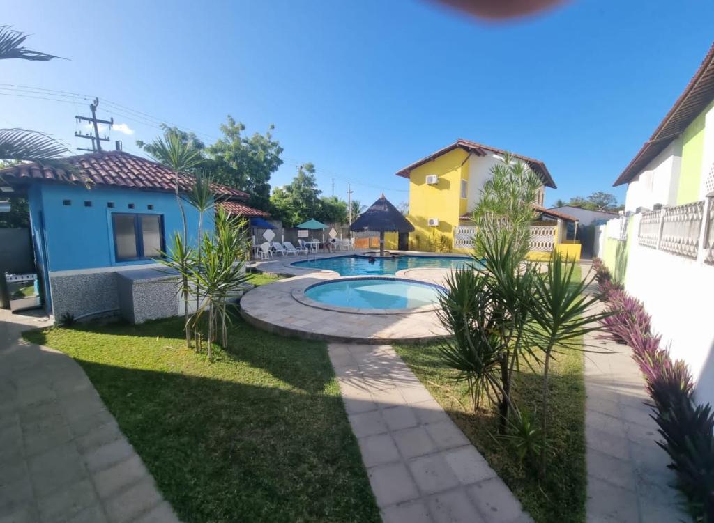 塔曼達雷的住宿－Casa12_Carneiros，庭院中带游泳池的房子