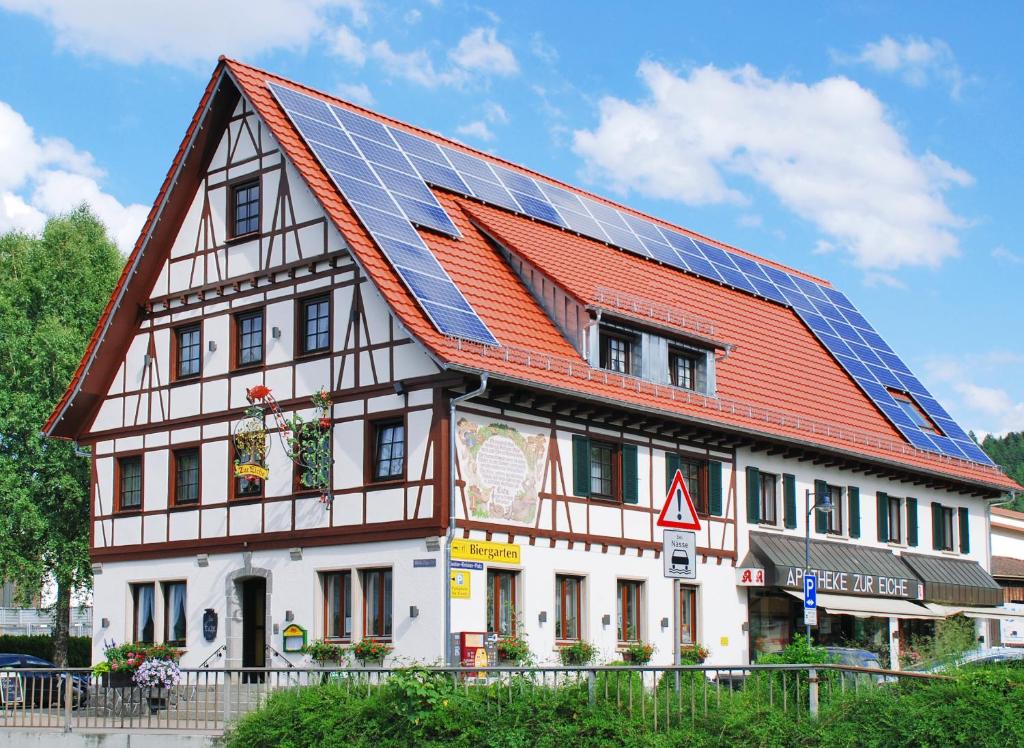 ハウザッハにあるGasthaus zur Eicheの屋根に太陽光パネルを敷いた家