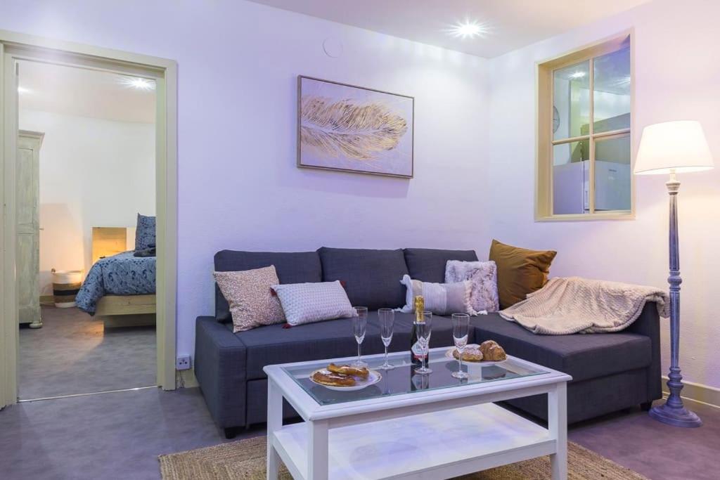 un salon avec un canapé et une table dans l'établissement Colmar Appt 4 pers centre ville 300m Petite Venise, à Colmar