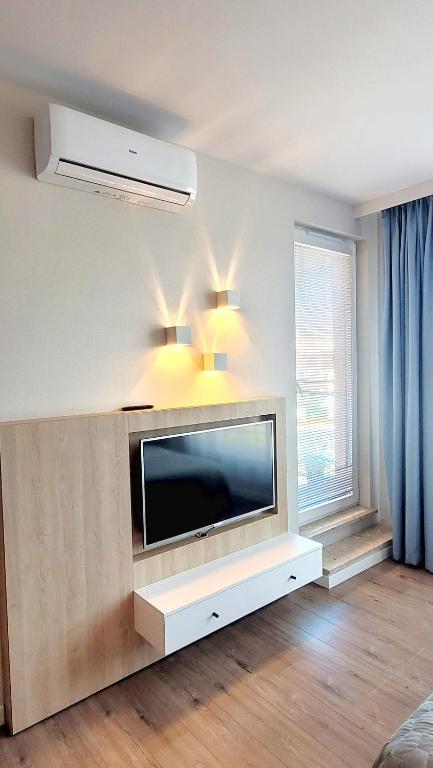 Televízia a/alebo spoločenská miestnosť v ubytovaní Bel Mare Wyspa, apartament z parkingiem gratis