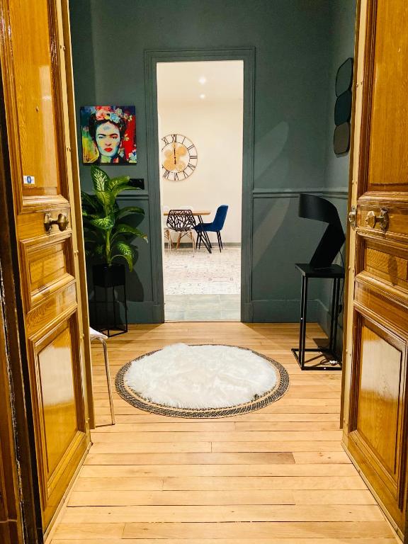 - une porte ouverte menant à une chambre avec un tapis au sol dans l'établissement Pompidou ROOM PARIS CENTRE, à Paris