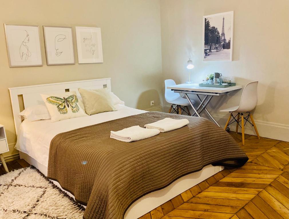 1 dormitorio con 1 cama con 2 toallas en Pompidou ROOM PARIS CENTRE en París