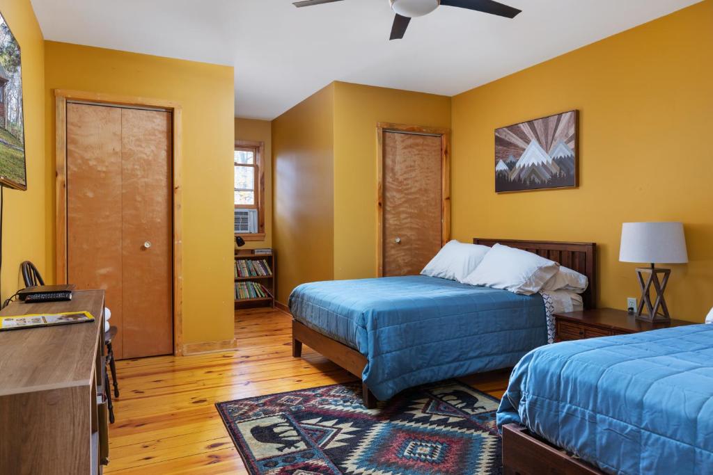 Sleepy Hollow 5BR Cabin - National Park 7 Min, Hot Tub, Fire Pit, Sleeps 12 photo