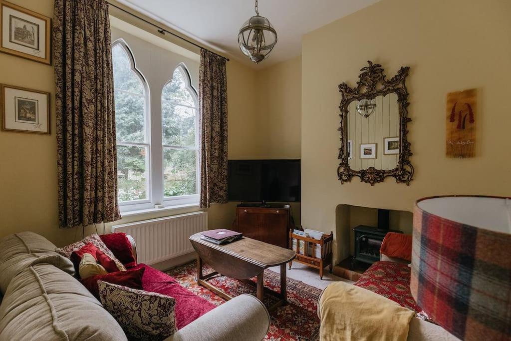 sala de estar con sofá, mesa y espejo en HIGH SAINT COTTAGE - Stunning 3 Bed Accommodation located in Ripon, North Yorkshire, en Ripon