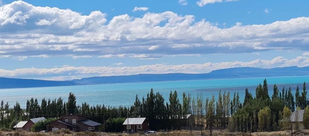 vistas a un lago con casas y árboles en Cba en El Calafate