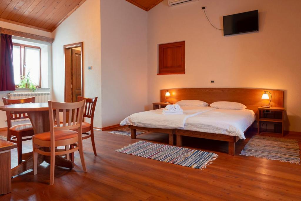 Postel nebo postele na pokoji v ubytování Tourist Farm Škerlj