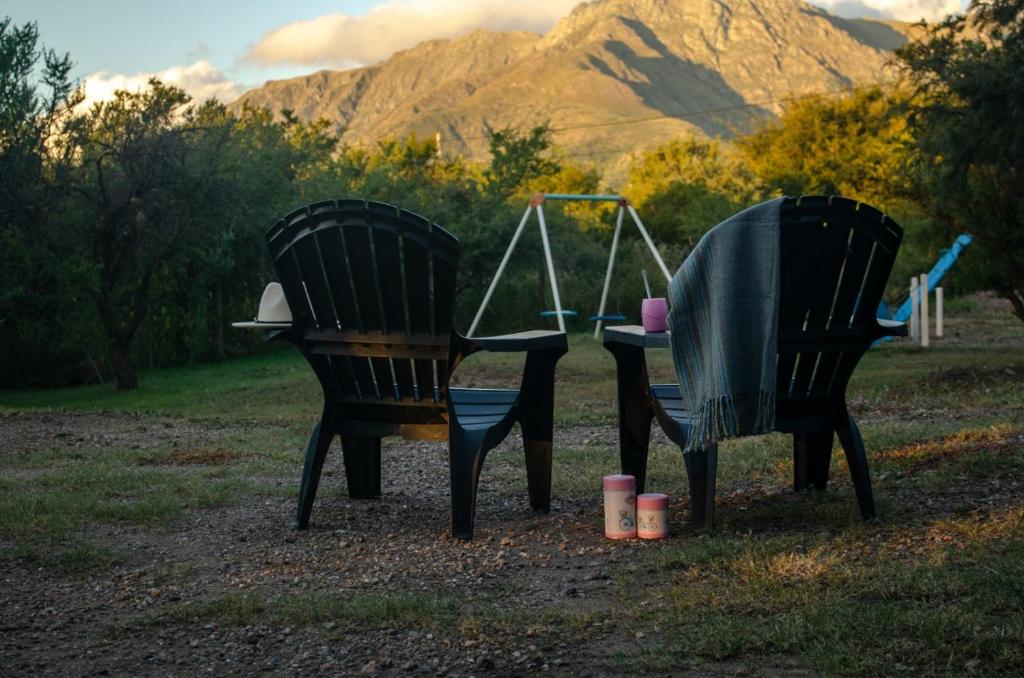 2 sillas negras con mesa en Espacio Infinito en Capilla del Monte
