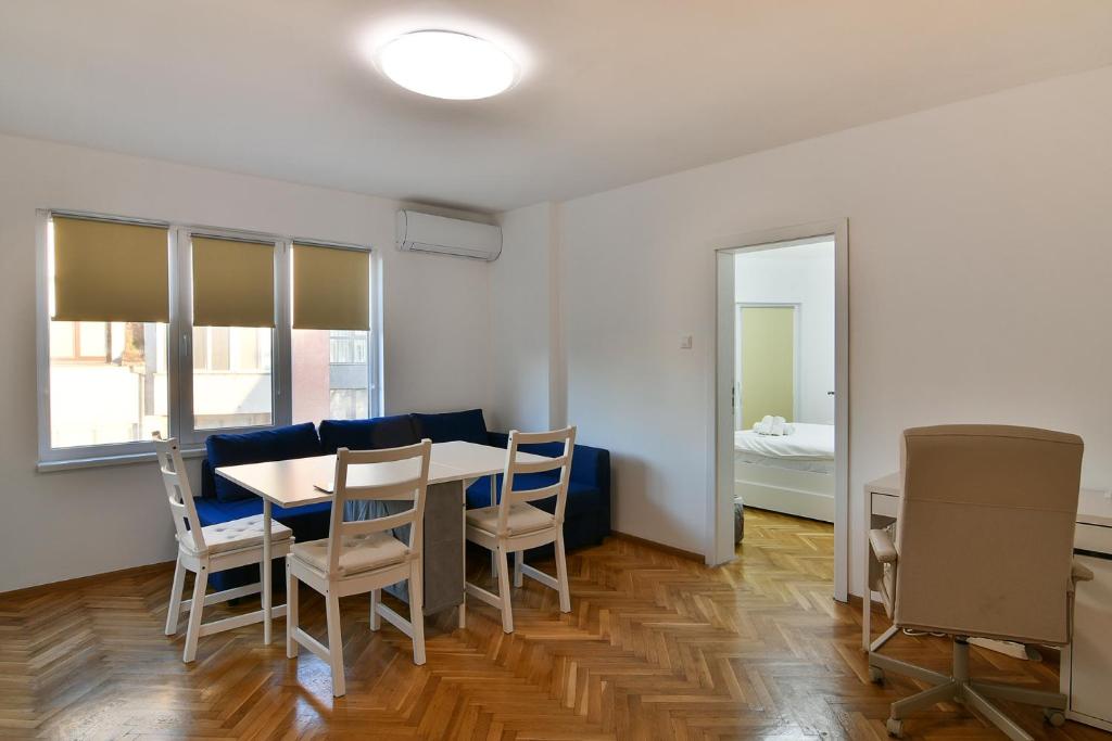 Central 3 BR flat with free parking