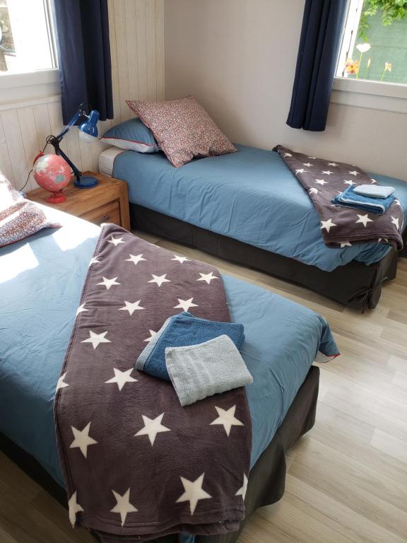 - une chambre avec 2 lits dotés d'étoiles dans l'établissement Véritable maison de vacances à 500 m des plages, à Saint-Malo