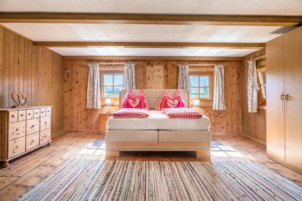 A bed or beds in a room at Bauernhof Lehengut
