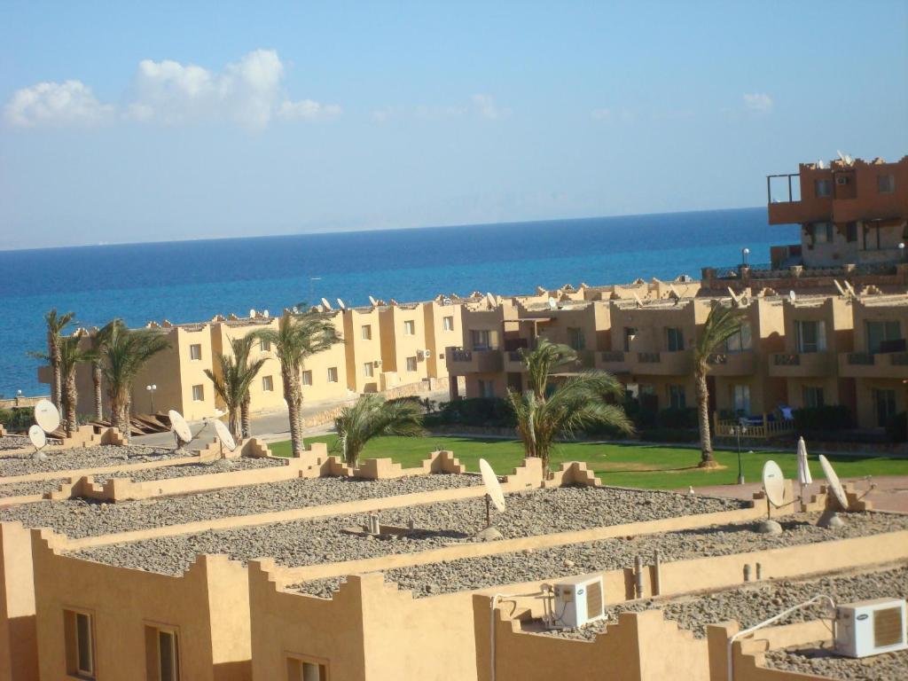vista su un resort con l'oceano e gli edifici di Chalet Stella Seaview Resort-Family Only a Ain Sokhna