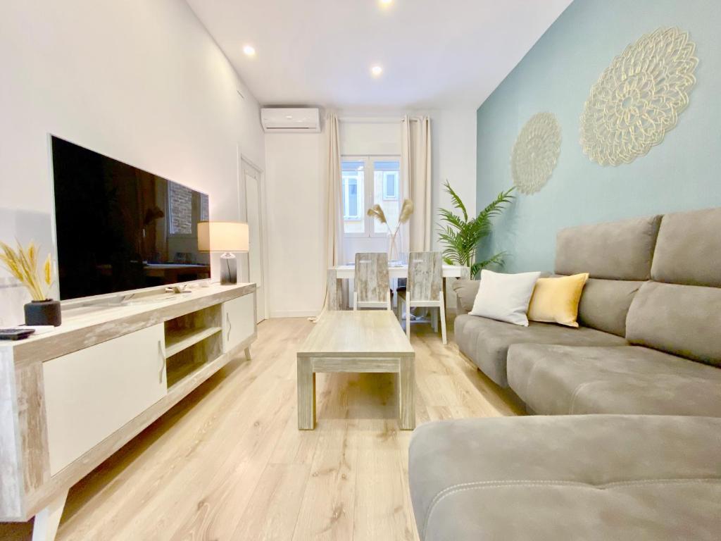 Charming La Latina Market - Two-Bedroom Apartment