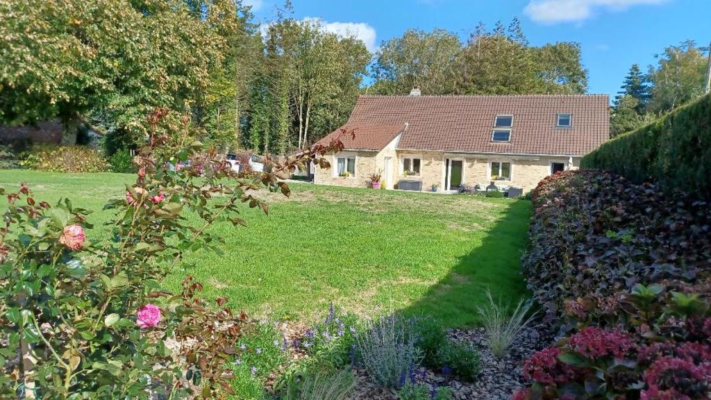 uma casa com um jardim em frente em Le Mas de la Rocherie Chambre d'hôtes "Référence" em Pihen-lès-Guînes