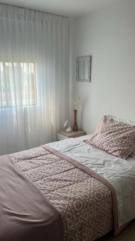 1 dormitorio con cama y ventana en APTO Sur VALLE DEL LILI, en Cali