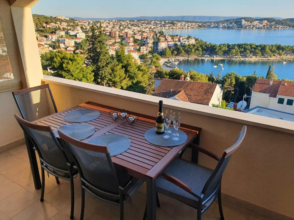 a table with wine glasses and a view of the water at Apartment Ivana in Trogir