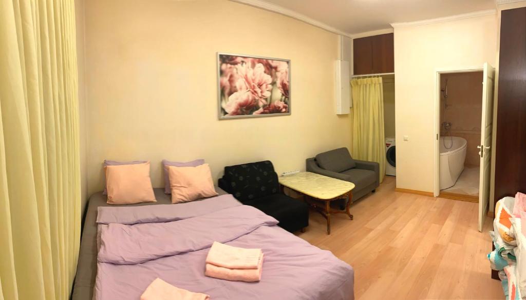 ein Schlafzimmer mit einem Bett, einem Sofa und einem Tisch in der Unterkunft Center of Helsinki with jacuzzi in Helsinki