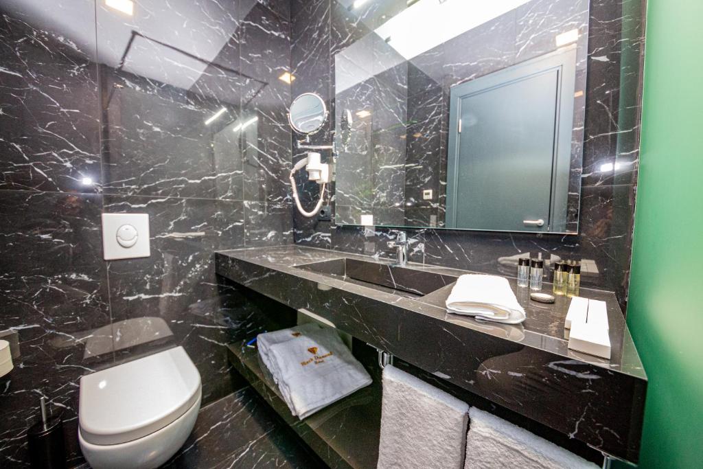 Koupelna v ubytování Black Diamond Hotel