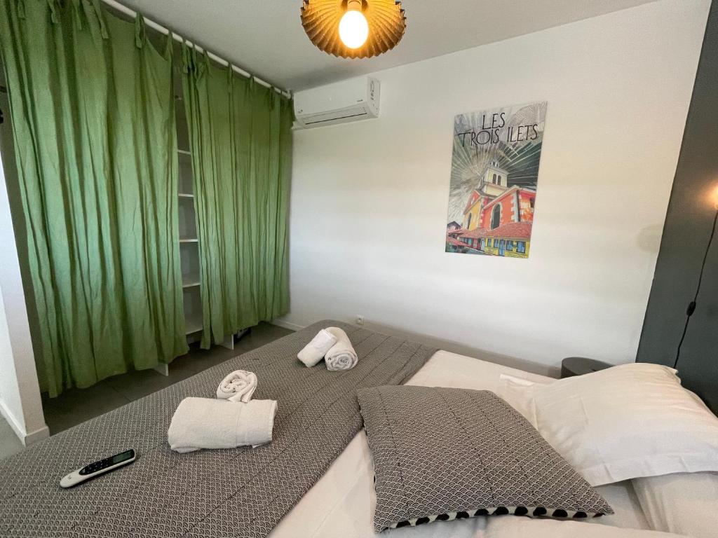 Postel nebo postele na pokoji v ubytování La villa Jalna Grenadine deux chambres et piscine privée