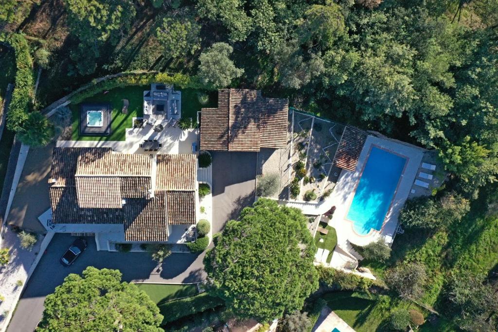 uma vista superior de uma casa com piscina em Sublime Villa Piscine Jacuzzi Côte d'Azur em Mouans-Sartoux