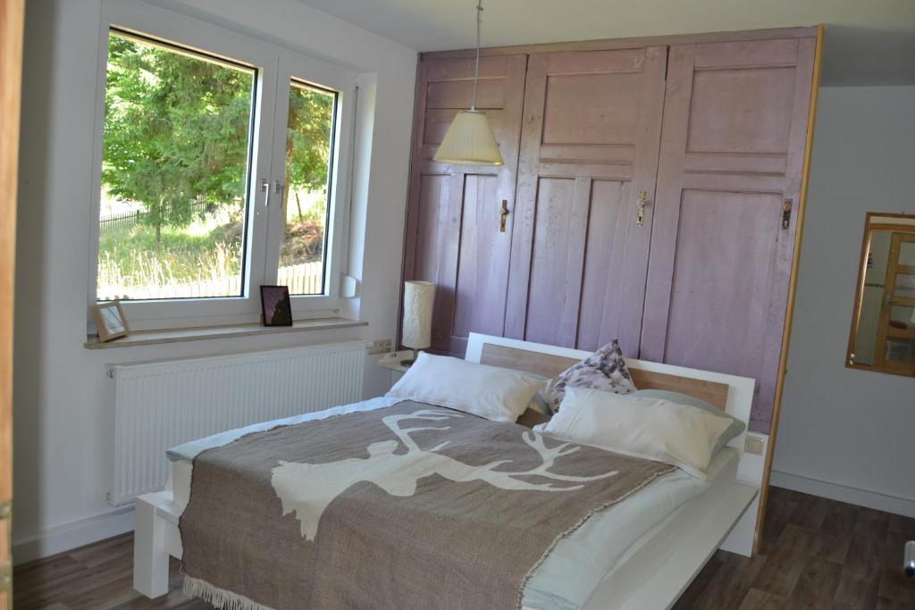 - une chambre avec un lit et une couverture de cheval dans l'établissement Märchenherberge 7 Zwerge, à Lichtenau