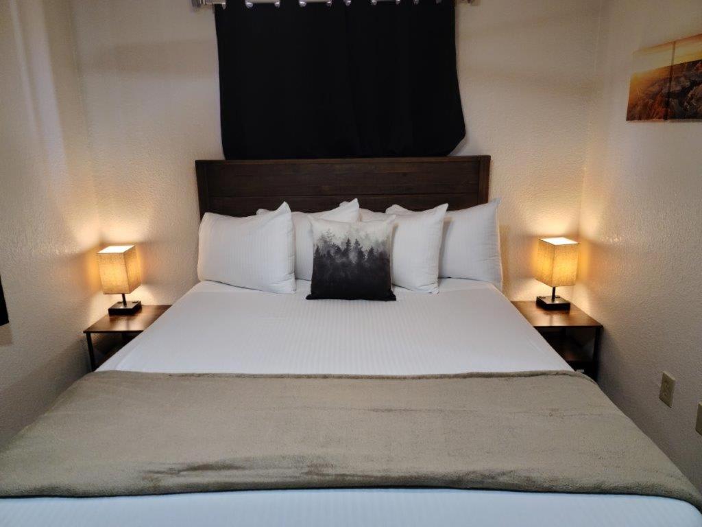 1 dormitorio con 1 cama grande y 2 lámparas en 069B Cozy Suite Kitchen & King Bed near South Rim, en Valle
