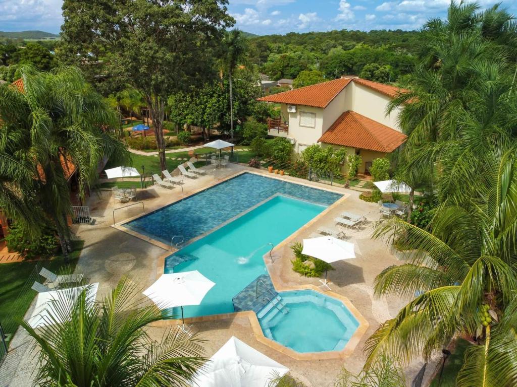 an overhead view of a pool with chairs and a resort at Hotel Pousada Águas de Bonito in Bonito