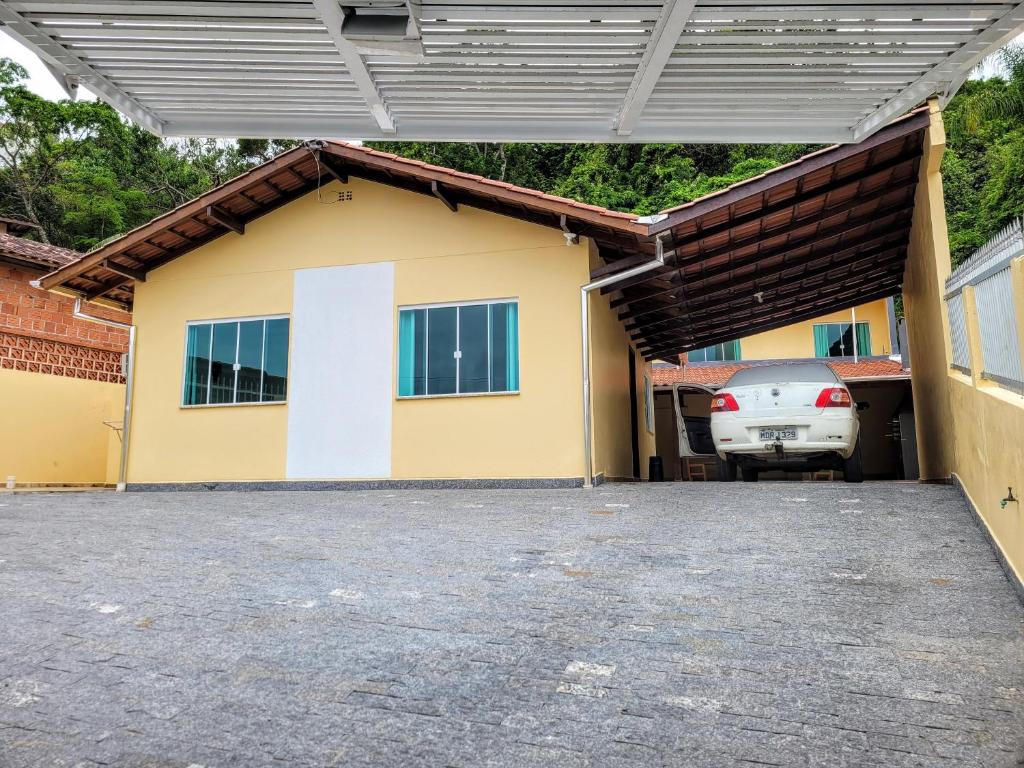 a garage with a car parked in front of it at Residencial Di Paoli in Bombinhas