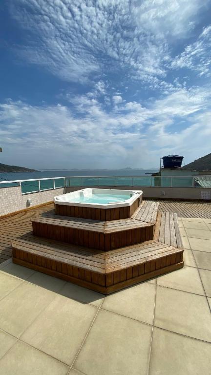 a hot tub on the roof of a building at Beach thoow férias in Arraial do Cabo
