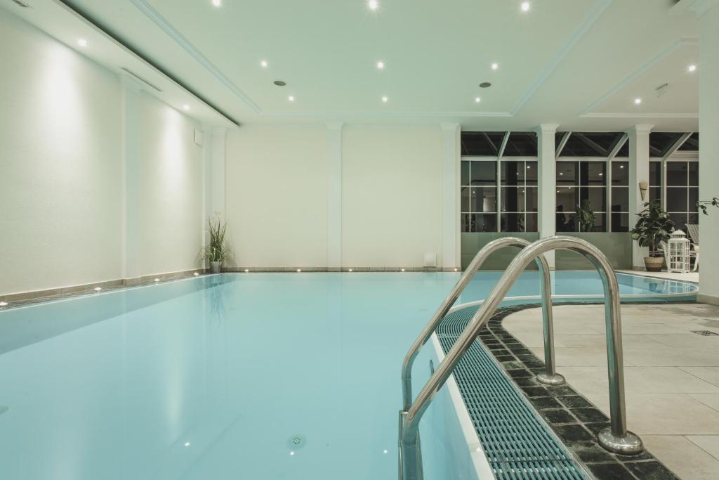 Bazén v ubytování Hotel Hirschen nebo v jeho okolí