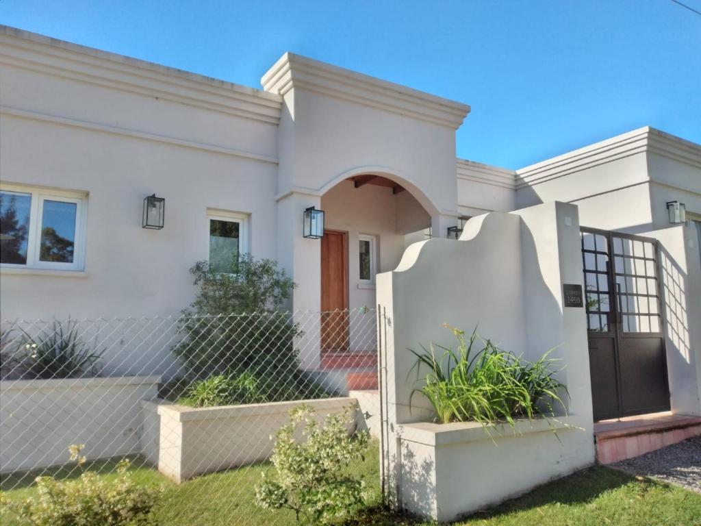 una casa blanca con una puerta en larrea en Tandil