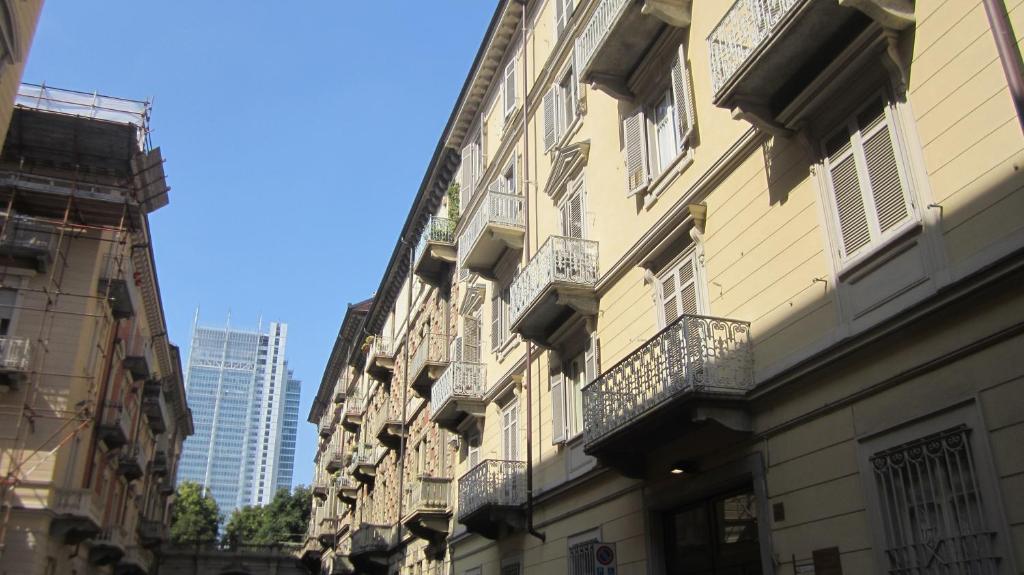 トリノにあるSan Quintino B&Bの市街地に面した高層ビル(バルコニー付)