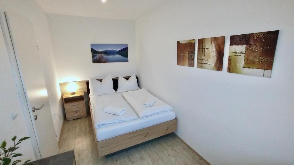 Łóżko lub łóżka w pokoju w obiekcie Apartment-Alpenfantasie
