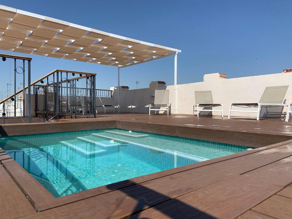 basen na dachu budynku w obiekcie Apartamentos Lanza w Sewilli