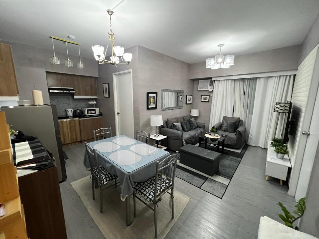 sala de estar amplia con mesa y sala de estar en Spacious 2 Bedroom condo unit for rent, en Iloilo City