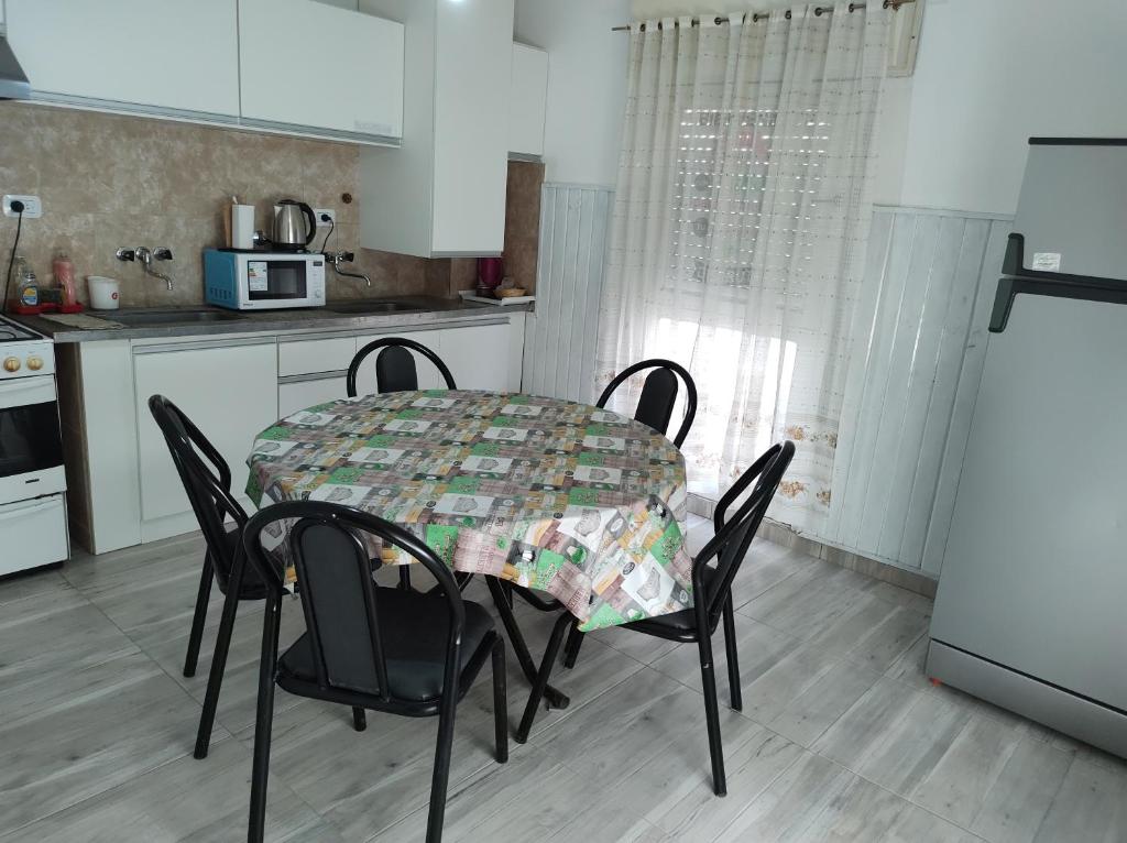 eine Küche mit einem Tisch und Stühlen sowie einem Kühlschrank in der Unterkunft Renovado dpto Los Nietos in Villa María