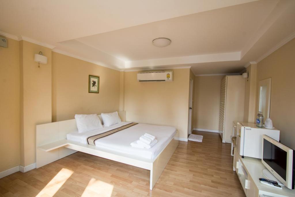 Postel nebo postele na pokoji v ubytování Triple Palms House