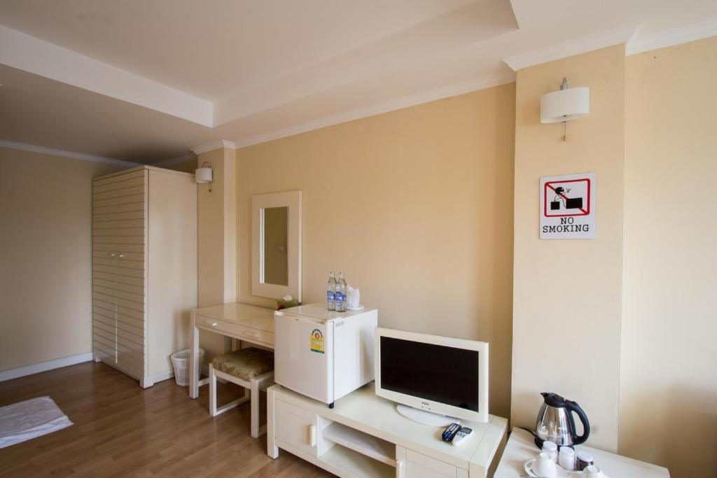 TV a/nebo společenská místnost v ubytování Triple Palms House
