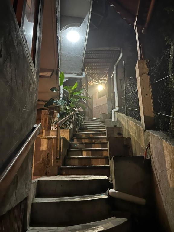 una rampa di scale con una luce in cima di Posada Quetzalin a Cuetzalan del Progreso